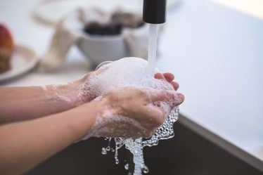 Przyjazna środowisku gąbka do mycia naczyń.