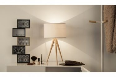 Biała lampa stołowa na trójnogu do salonu
