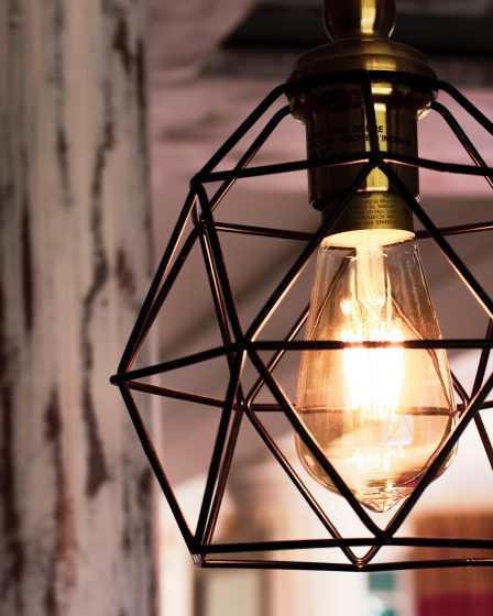 Lampy ażurowe mogą pięknie komponować się z nowoczesnymi i klasycznymi wnętrzami