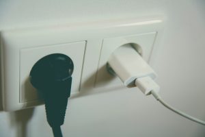 Gniazdko i urządzenia elektryczne dostępne w sklepie elektrycznym