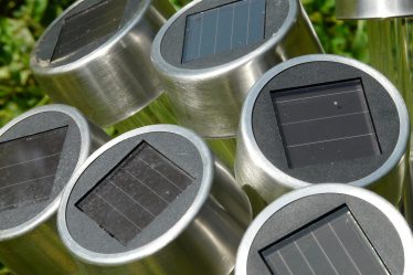 lampy solarne ogrodowe to częsty widok na podwórkach domów jednorodzinnych