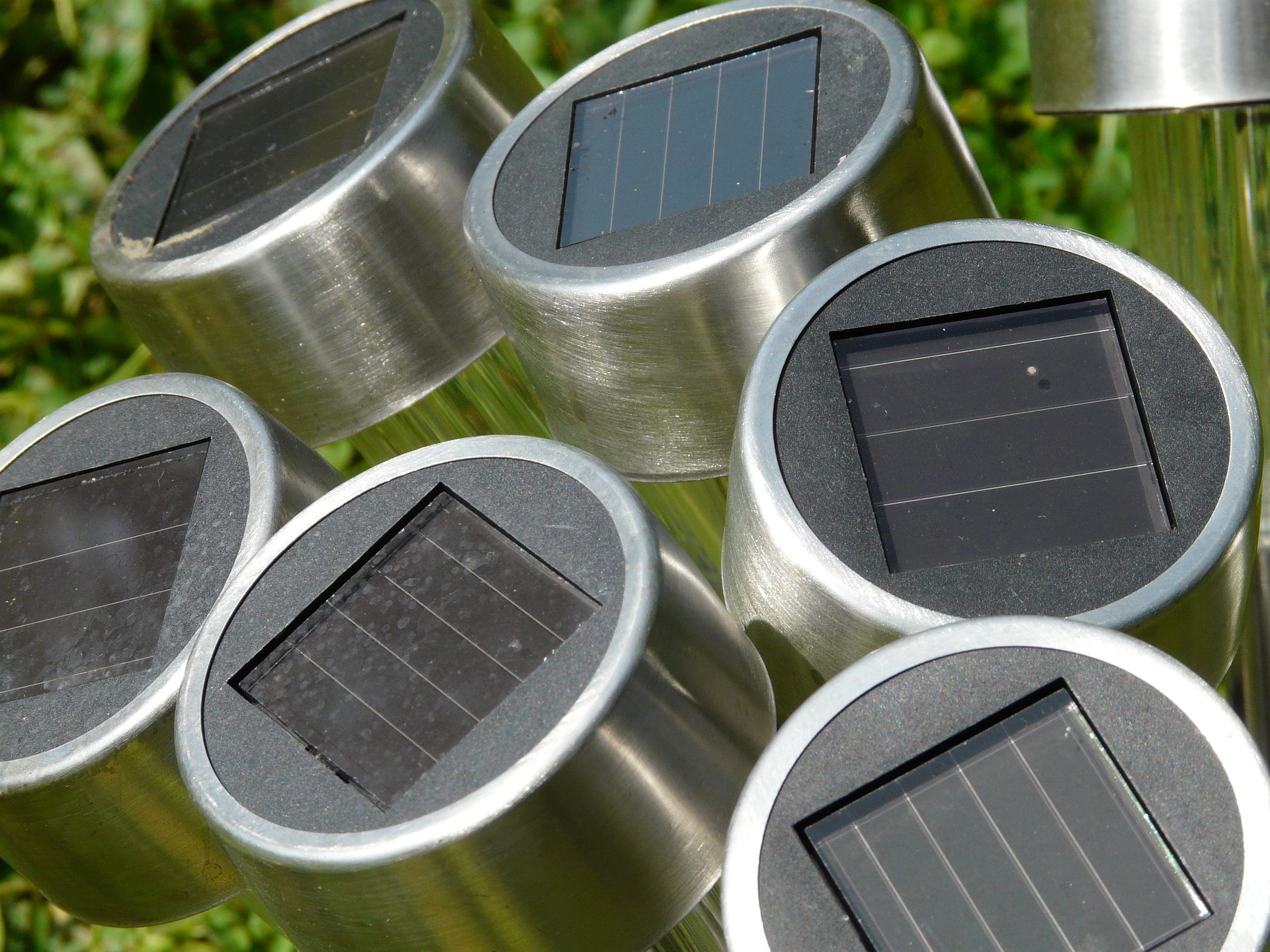 lampy solarne ogrodowe to częsty widok na podwórkach domów jednorodzinnych