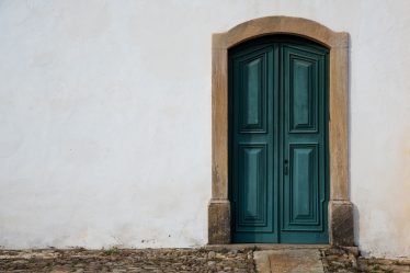 Dlaczego warto wybrać się do salonu drzwi w Katowicach?